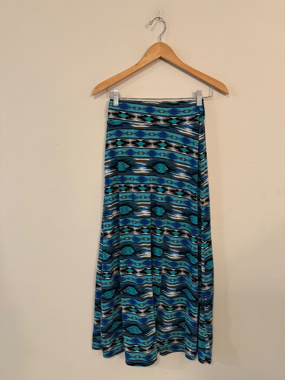Free Kisses Women's Blue Tribal Print Maxi Skirt Size Medium Stretch Waist